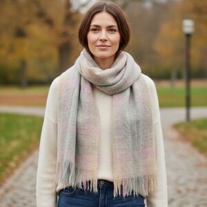 Vintage Womens Scottish Mohair and Wool Scarf by Niddy